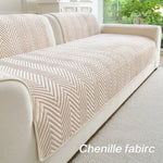 Le canapé en tissu chenille crème présente un motif chevronné élégant, offrant un style sophistiqué et une texture douce à cet espace de vie.