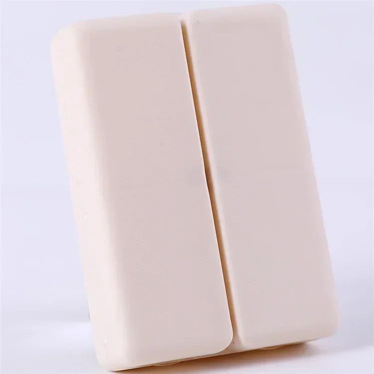 boîte pilules hebdomadaire compartiments couleurs pastel croix blanche moderne pratique