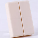 boîte pilules hebdomadaire compartiments couleurs pastel croix blanche moderne pratique
