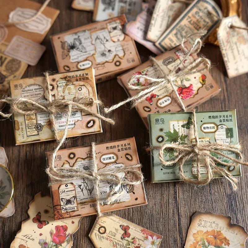 étiquettes décoratives vintage adhésives motifs floraux papillons textes anciens textures parchemin