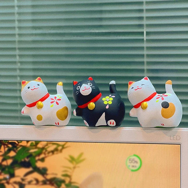 statuette chat céramique artisanale fleurs pois rubans couleurs vives décoration intérieure traditionnelle japonaise anniversaire