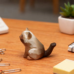 statue moderne chat marron clair bois sculpté décoration intérieure minimaliste aspect géométrique