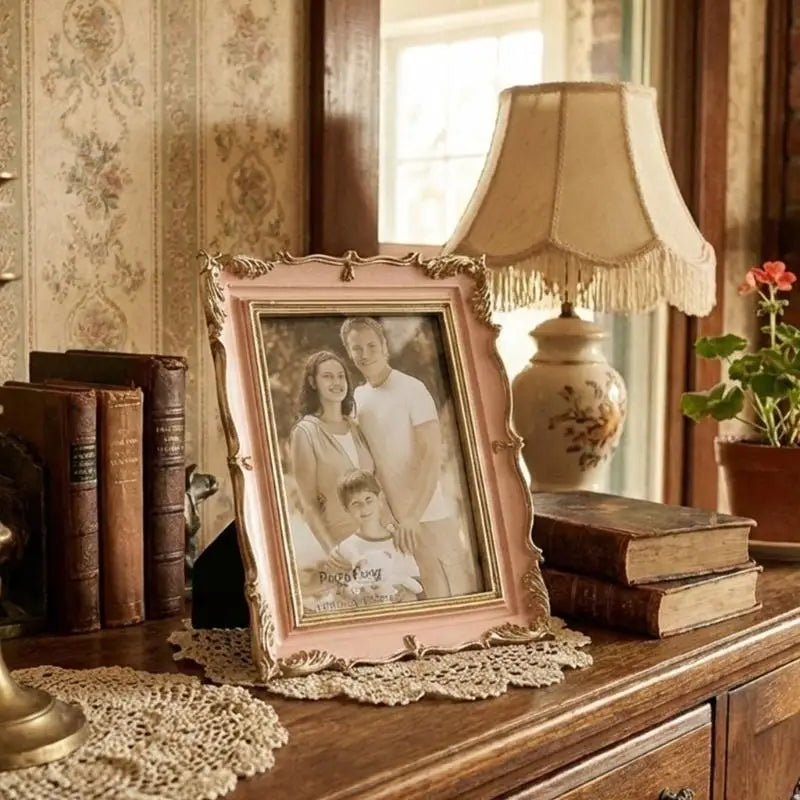 Cadre photo ornements dorés classique rose clair bleu clair décoration table adultes