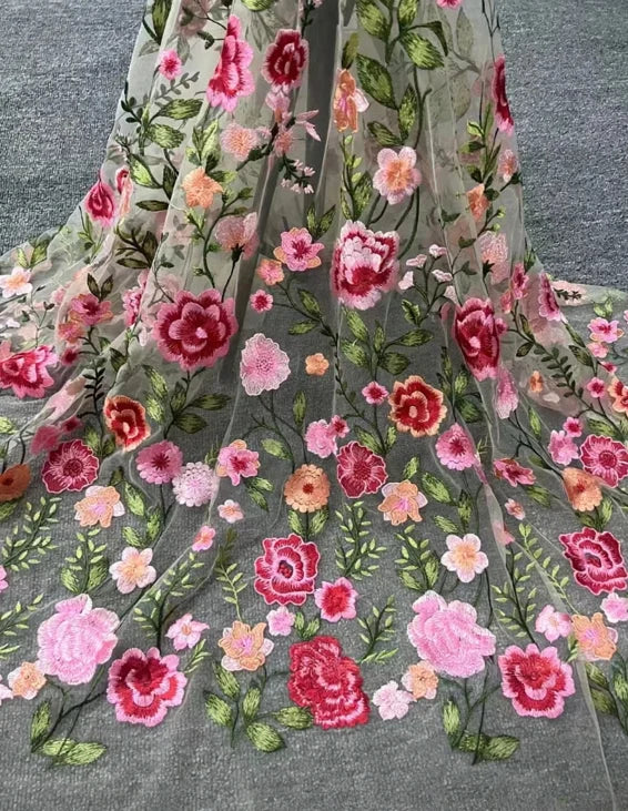 tissu dentelle brodée fleurs gris rose vert blanc bleu floral 130cm large respirant Jacquard