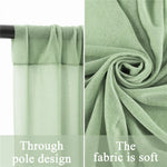 Le rideau est en tissu doux et vert pastel, avec un design à œillets qui facilite son installation sur une tringle.