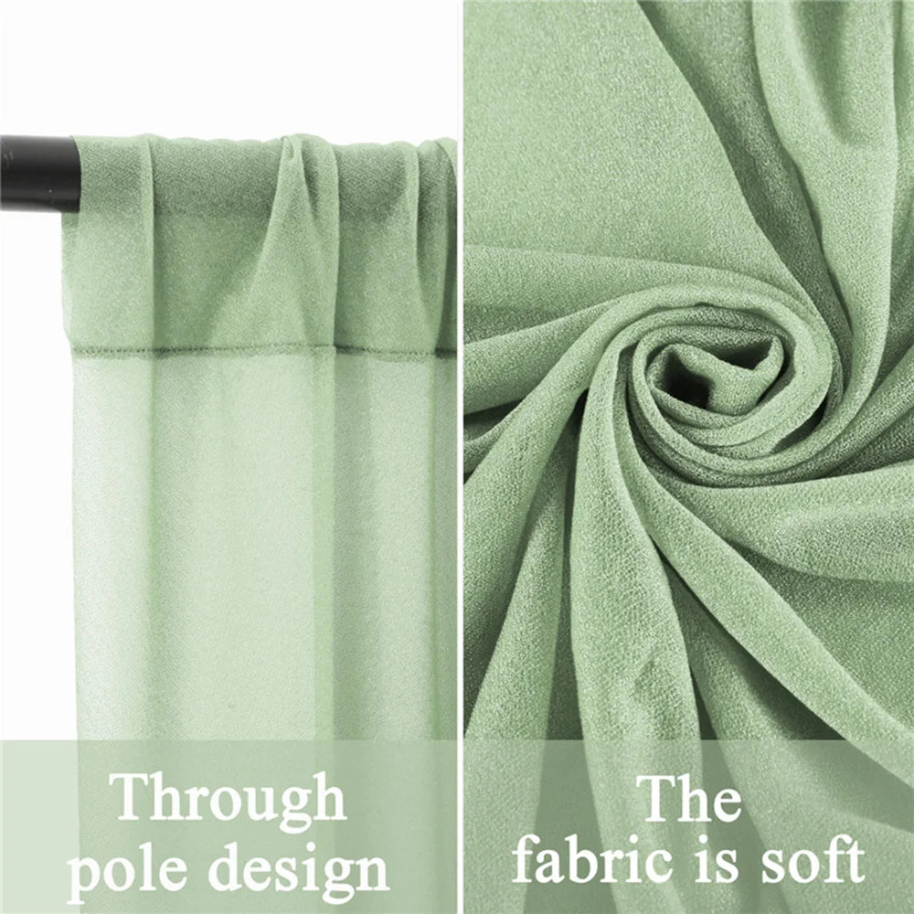 Le rideau est en tissu doux et vert pastel, avec un design à œillets qui facilite son installation sur une tringle.