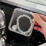 organisateur maquillage blanc transparent boîtes rangement compartiments moderne élégant pinceaux rouges lèvres bijoux soins
