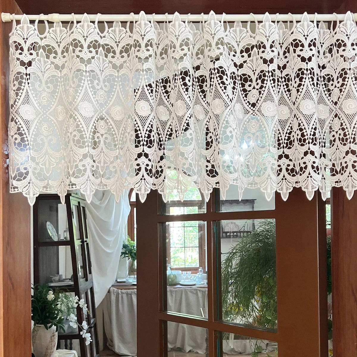 rideau blanc dentelle fleurs vintage translucide tringle bois chambre maison