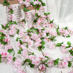 guirlande artificielle fleurs rose feuilles vertes décoration mariage anniversaire intérieur élégante pièces