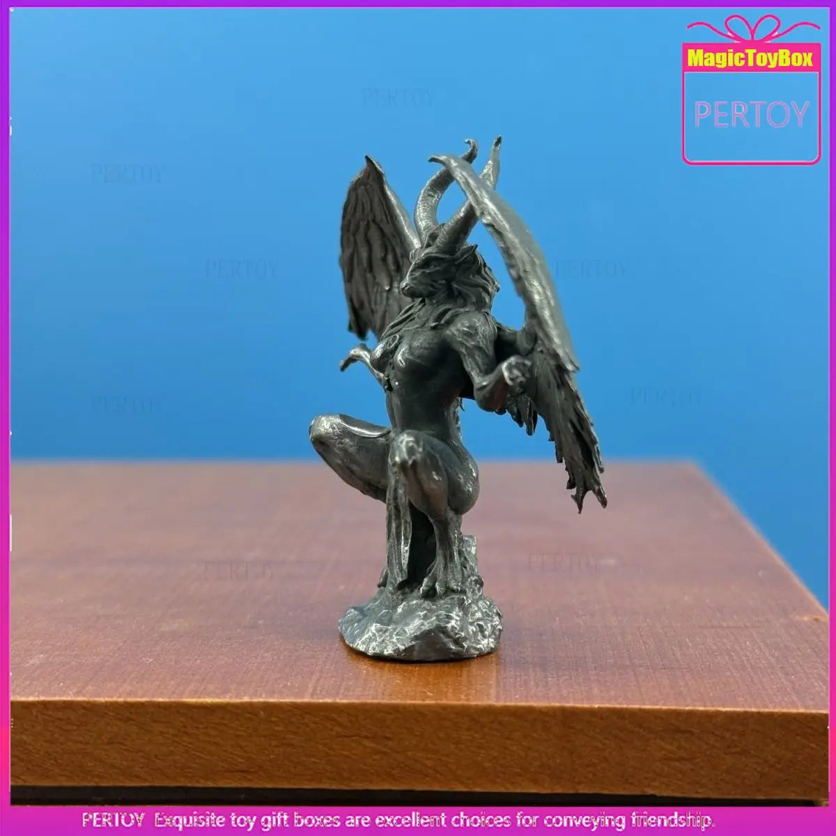 statue décorative créature mythologique féminine cornes ailes gris argent texture rugueuse gothique fantastique demoniaque
