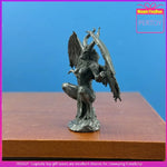 statue décorative créature mythologique féminine cornes ailes gris argent texture rugueuse gothique fantastique demoniaque