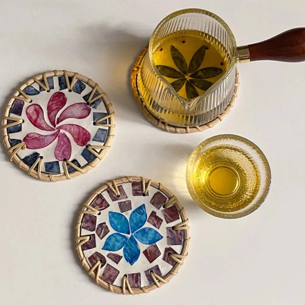 tapis tasse bohème motifs floraux assiettes décoratives cercles colorés bord marron tresse artisanal table