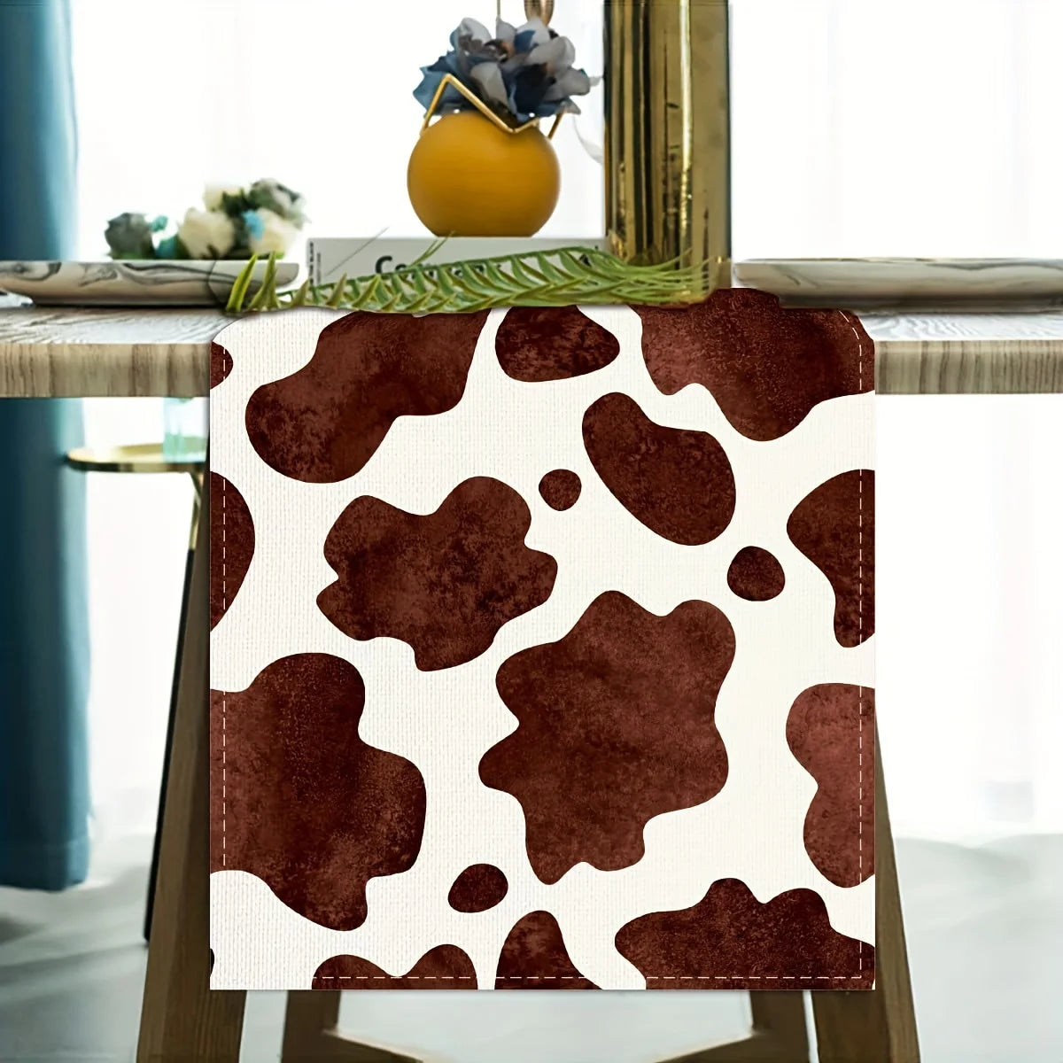 table table lin peau vache motif taches marron fond blanc moderne rustique farmhouse deco