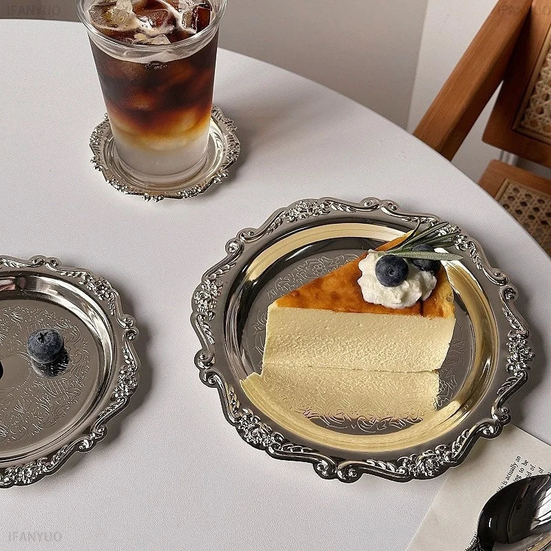 assiettes decoratives argent doré ornements floraux geometriques classiques table dessert bijoux