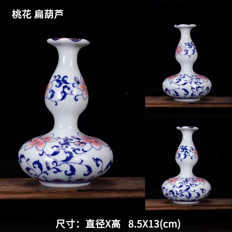 Vases en porcelaine blanche ornés de motifs floraux bleus et roses, créant une élégance traditionnelle.