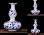 Vases en porcelaine blanche ornés de motifs floraux bleus et roses, créant une élégance traditionnelle.