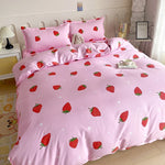 Housse de couette fraise rose vue de près montrant la texture brossée