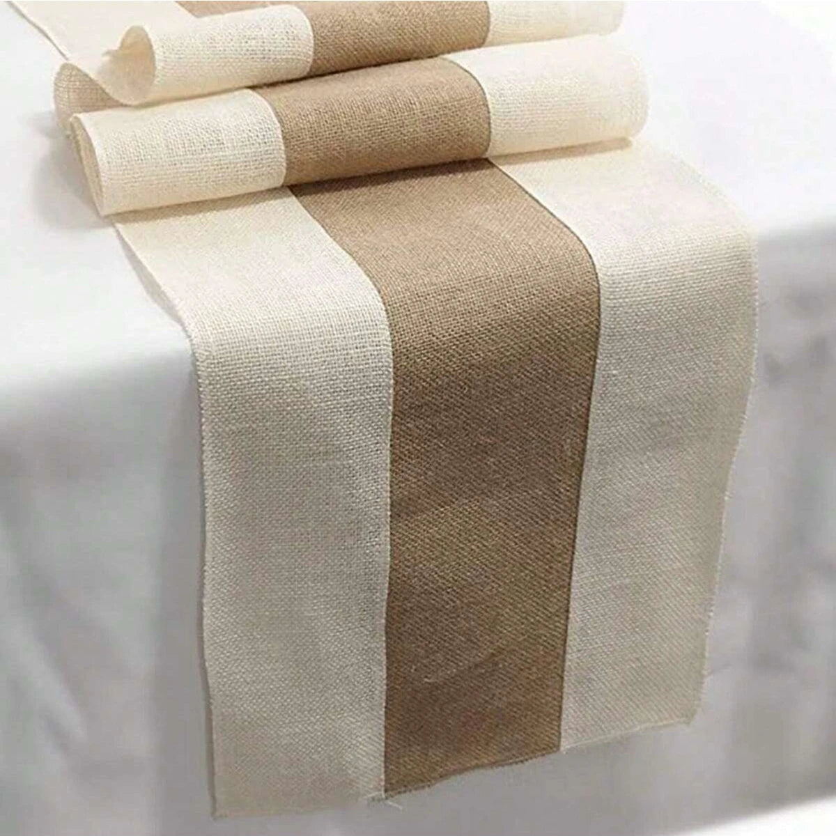 nappe tissée rustique beige marron bandes horizontales fleurs vase blanc couverts argentés chaises croisées
