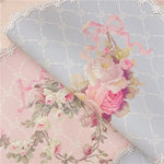 serviettes table vintage rose clair fleurs blanches dentelle bordure romantique fournisseur respectueux environnement