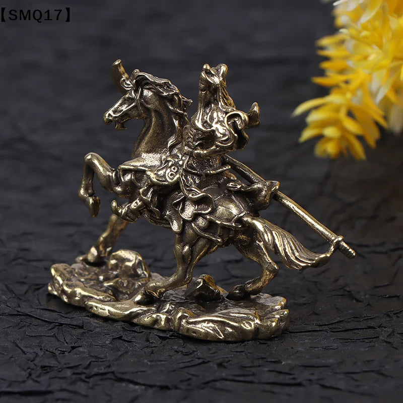 statue décorative personnage cheval doré bronze texture métal vieilli traditionnel art asiatique