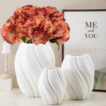 vase moderne plastique blanc rayures ondulées décoration intérieur salon mariage pièce