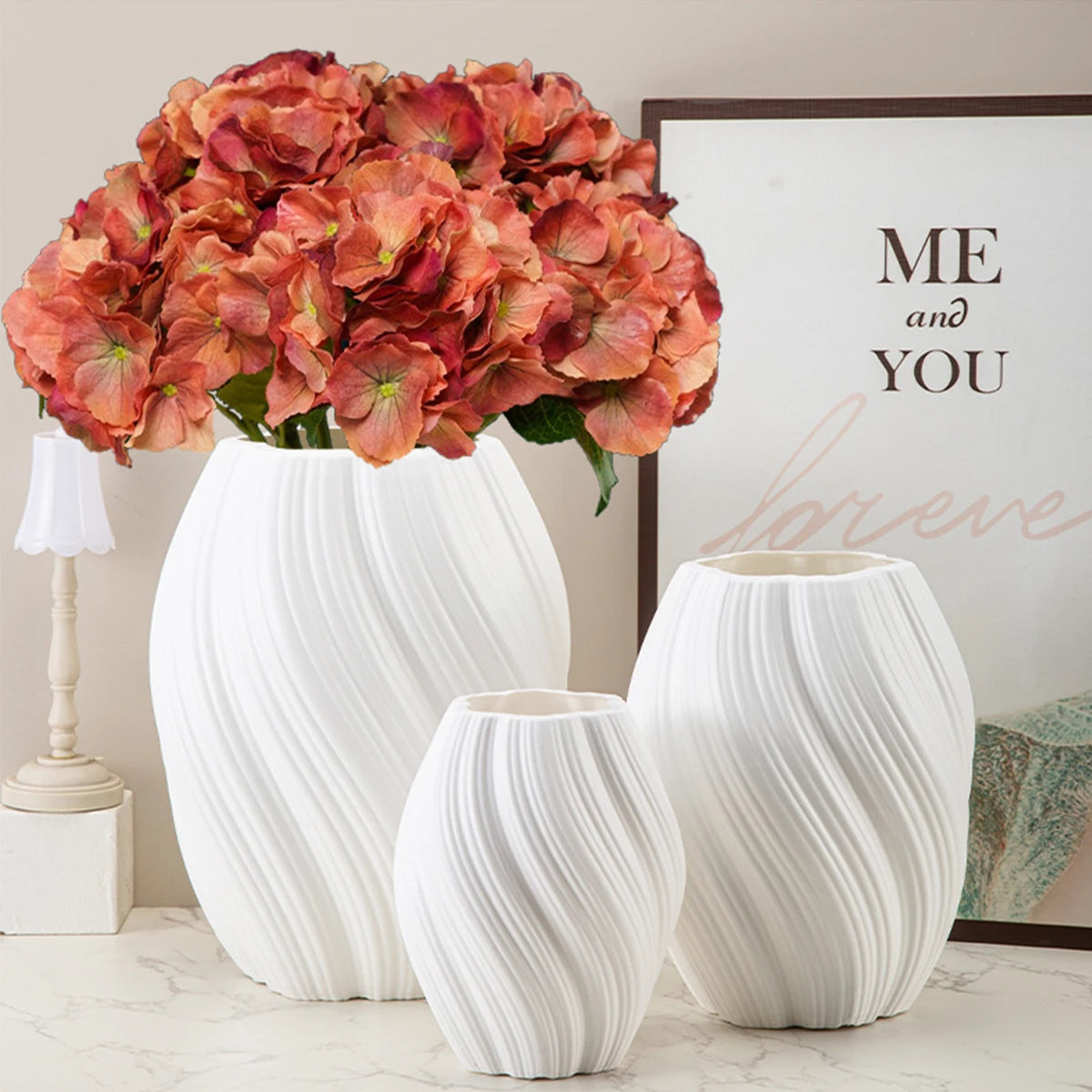 vase moderne plastique blanc rayures ondulées décoration intérieur salon mariage pièce