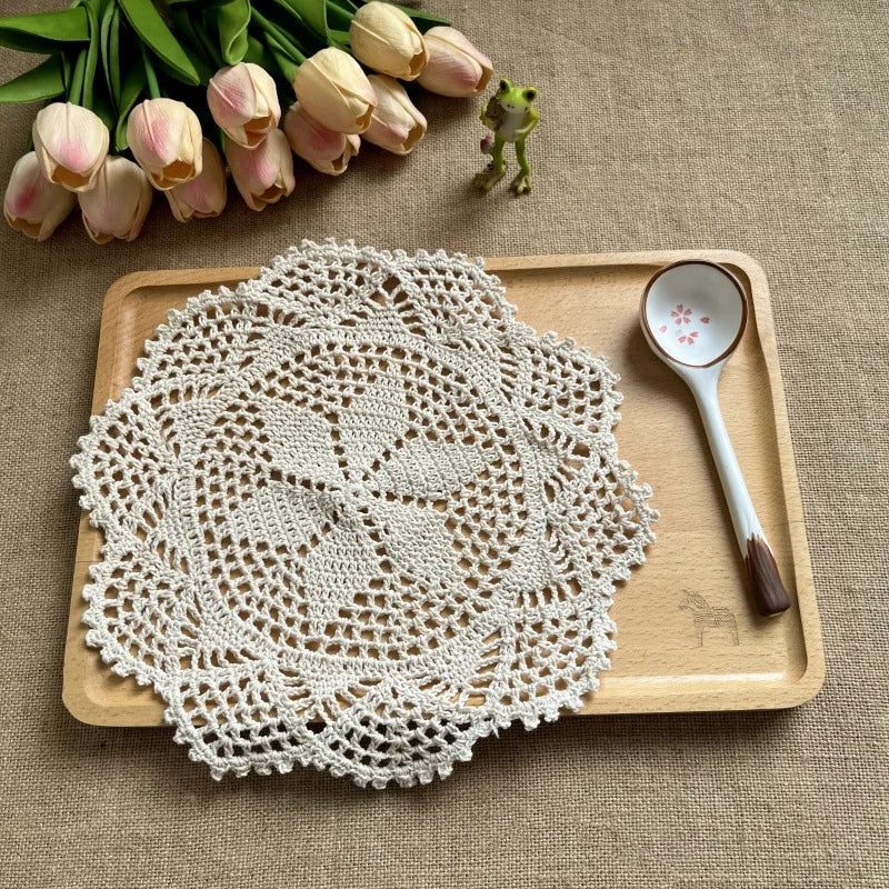 napperons crochetés blancs tapis table fleurs céramique vintage rustique