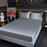 Drap-housse en satin de luxe couleur rose sur lit 140x190