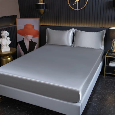 Drap-housse en satin de luxe couleur rose sur lit 140x190