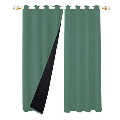 Rideau vert épais à doublure noire visible, suspendu sur une tringle dorée avec œillets, offrant une solution élégante pour l'occultation et l'isolation phonique.