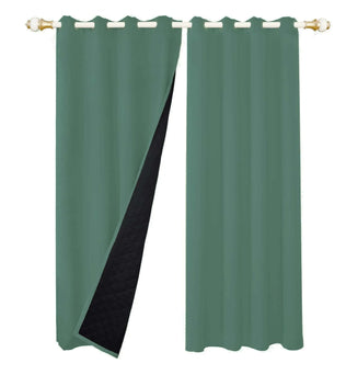 Rideau vert épais à doublure noire visible, suspendu sur une tringle dorée avec œillets, offrant une solution élégante pour l'occultation et l'isolation phonique.