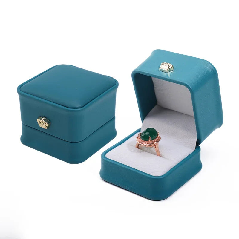 boîtes bijoux velours uni rose rouge bleu marine blanc classiques boutons dorés anneaux