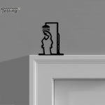 Figurine de douche noire accrochée sur un mur de salle de bains rustique