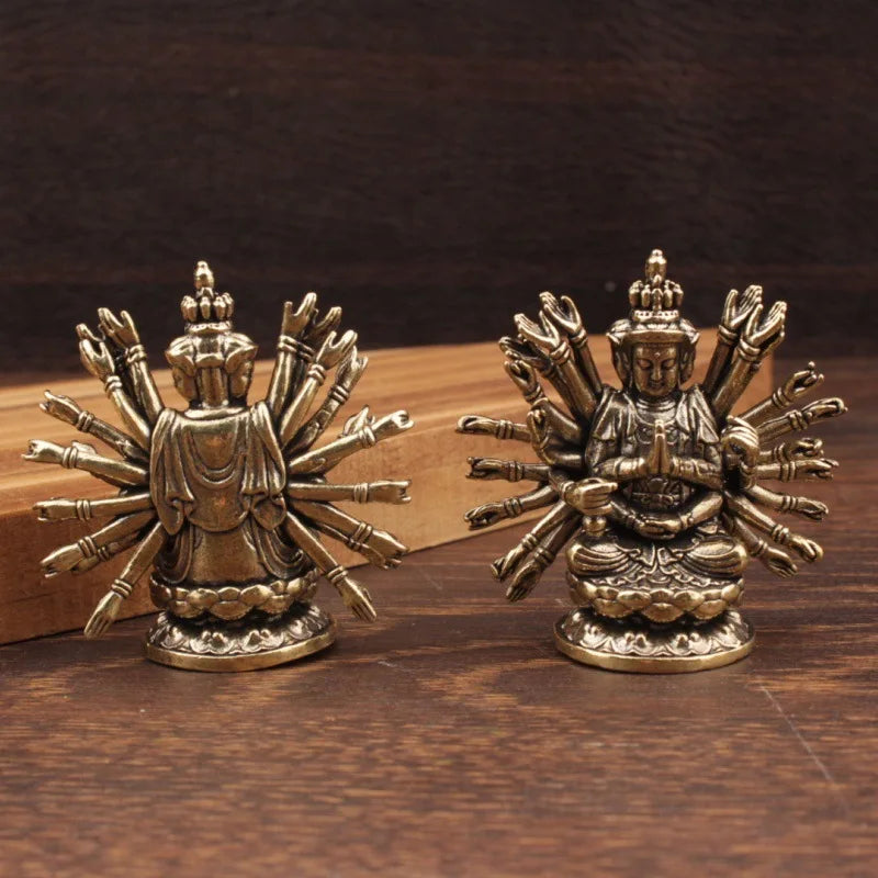 statue bouddhiste traditionnelle bronze doré détails sculptés surface lisse deux figures multiples bras