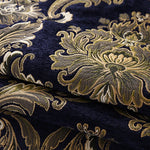 Une magnifique texture de velours bleu sombre aux motifs dorés et floraux ornementaux, créant un design élégant et sophistiqué.