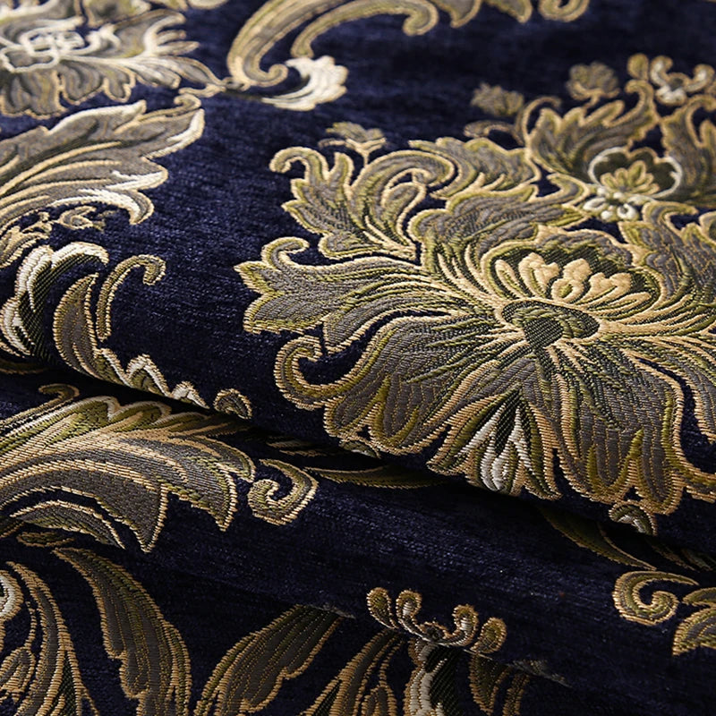 Une magnifique texture de velours bleu sombre aux motifs dorés et floraux ornementaux, créant un design élégant et sophistiqué.
