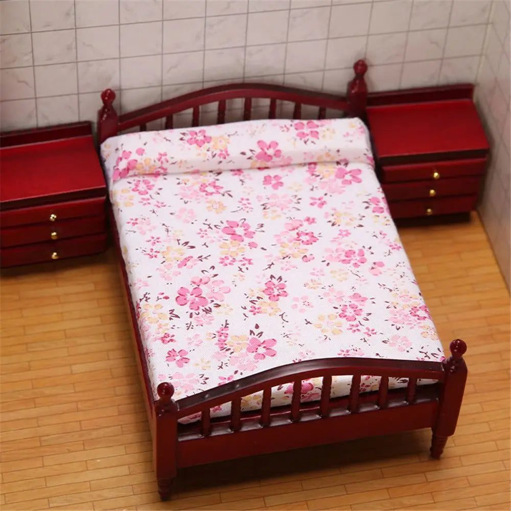 meubles miniature maison poupée lit table chevet bois classique blanc marron tissu floral tiroirs