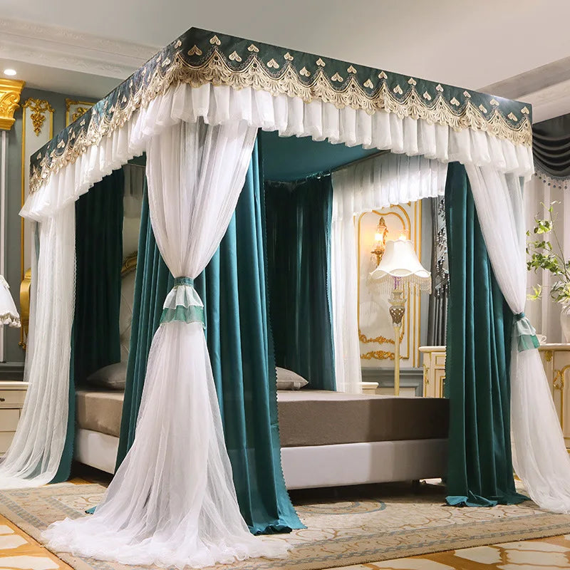 Magnifique chambre à coucher de style baroque avec un lit à baldaquin vert et or, des rideaux blancs et des décorations dorées.