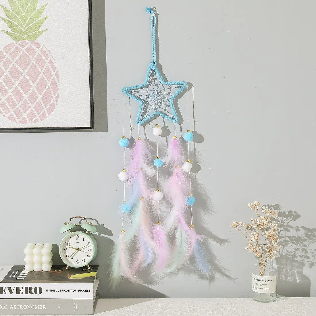 attrape rêves boho plumes pompons lune étoile motif chat violet rose pastel
