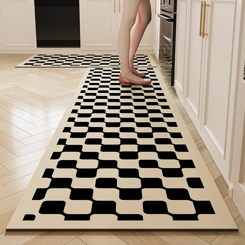 Tapis géométrique noir et blanc avec un motif de carreaux disposés de manière irrégulière sur un sol en bois clair.