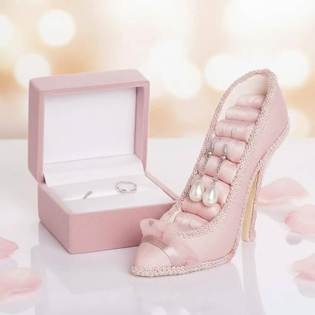 présentoir bijoux élégant chaussure talons hauts boucles doreilles bague collier rose satin broderie vintage