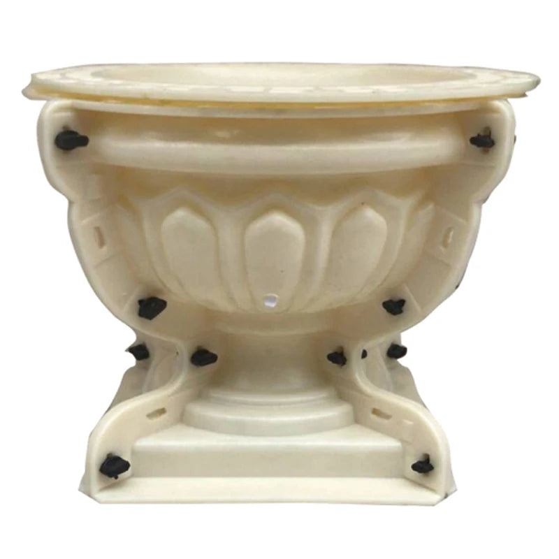 moule concret pot fleurs decoratif urne ciment texturé cannelures boutons gris blanc doréextérieur jardin