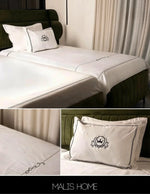 draps coton brodés couronne élégants oreillers couette literie chambre blanc motifs floraux