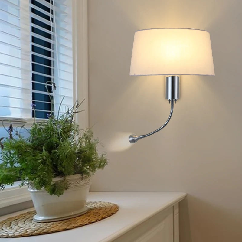 lampe murale moderne abatjour tissu texturé beige clair noir minimaliste fixée mur chambre coucher