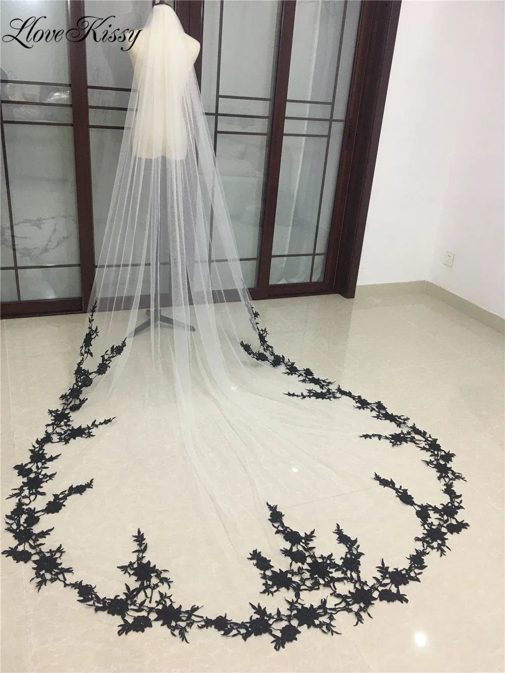 voile mariée cathédrale dentelle florale blanche noire transparente femme classique
