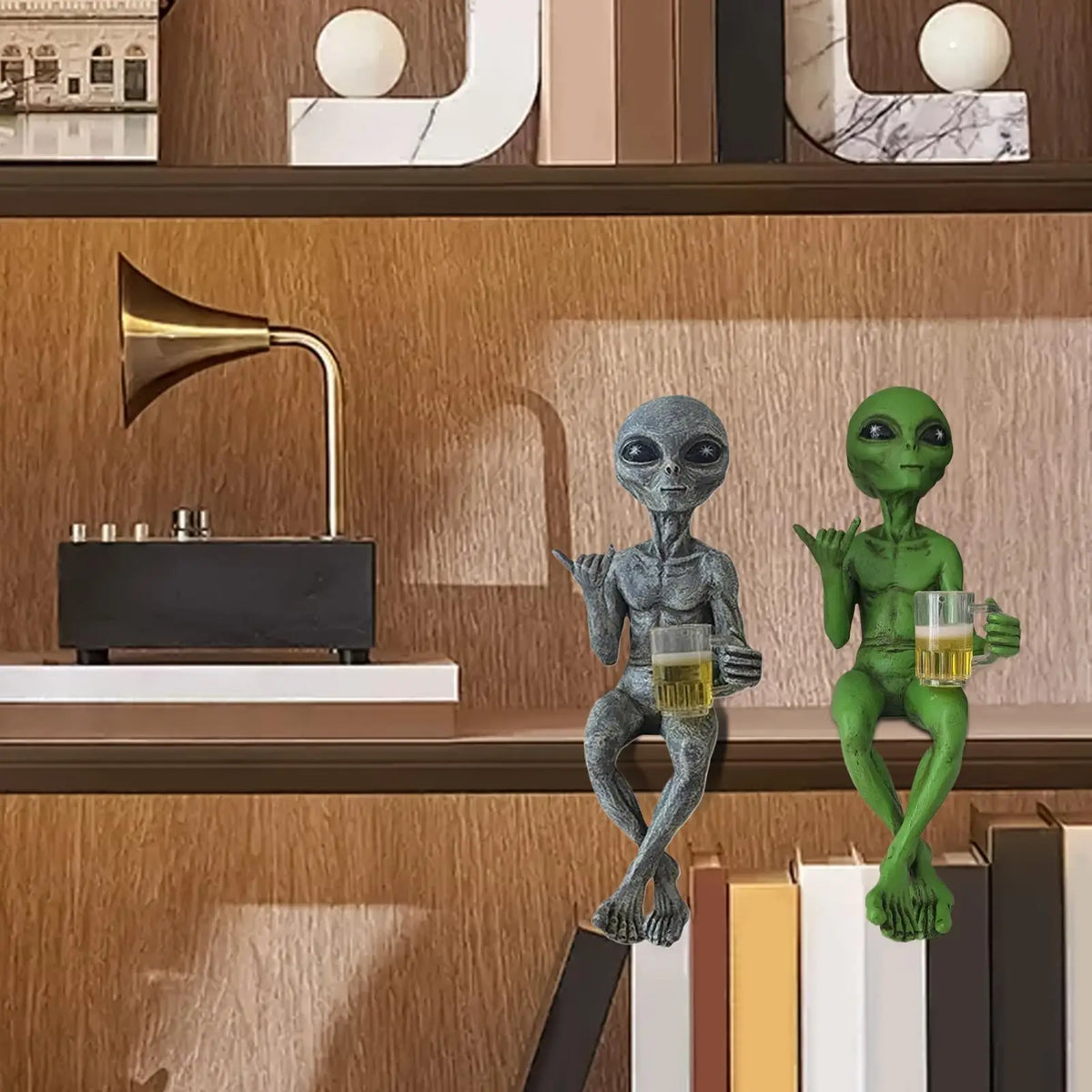 figurines aliens assis verres bière vert gris détails musculaires decoratifs humoristiques science fiction