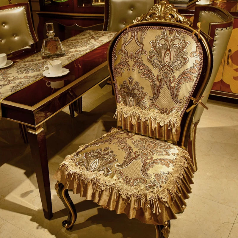 Chaise en bois de style vintage avec un dossier orné de motifs floraux et de franges dorées, placée dans un environnement meublé avec soin, reflétant une atmosphère élégante et chaleureuse.