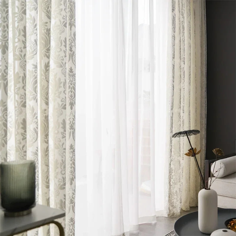 rideau classique brodé motif floral beige gris clair élégant salon chambre fenêtre maison