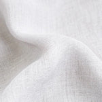 Texture douce et élégante d'un tissu blanc, idéal pour la décoration intérieure. Ce textile léger et aéré s'intègre parfaitement dans n'importe quel espace moderne, apportant une touche de pureté et de raffinement à votre maison.