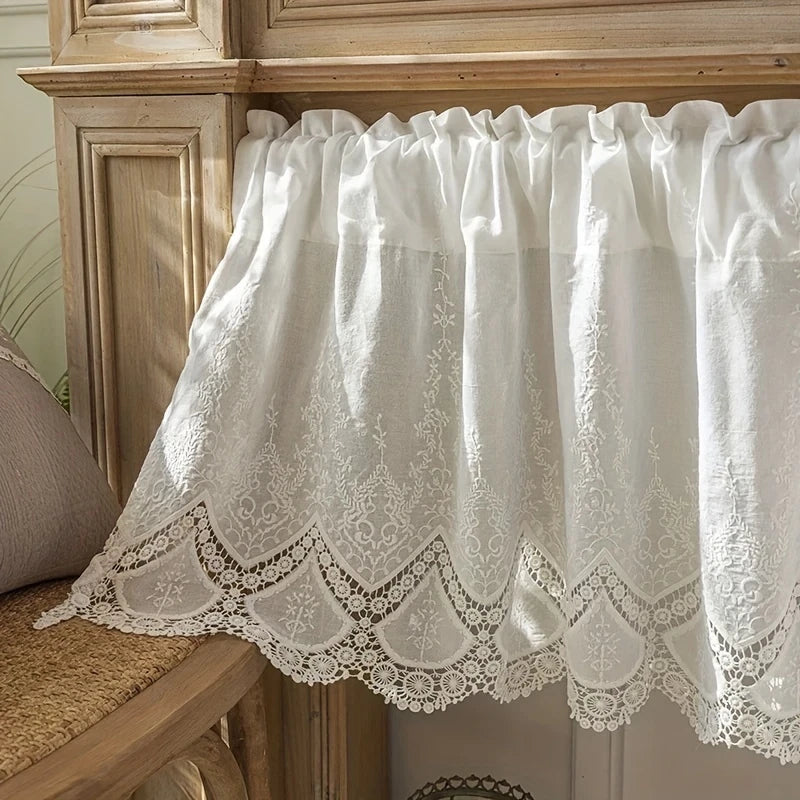 Vue d'ensemble de la décoration avec rideau dentelle